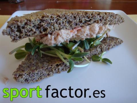 sandwich de atún Cinco “snacks” perfectos para después de entrenar