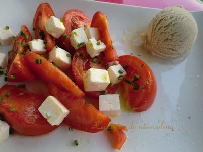 Ensalada de tomate con helado de te verde a la hierbabuena Ensalada de tomate con helado de te verde a la hierbabuena