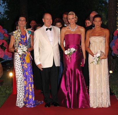 La Princesa Charlene, impresionante de Akris, en el Baile de la Cruz Roja. 63rd Red Cross Ball Gala