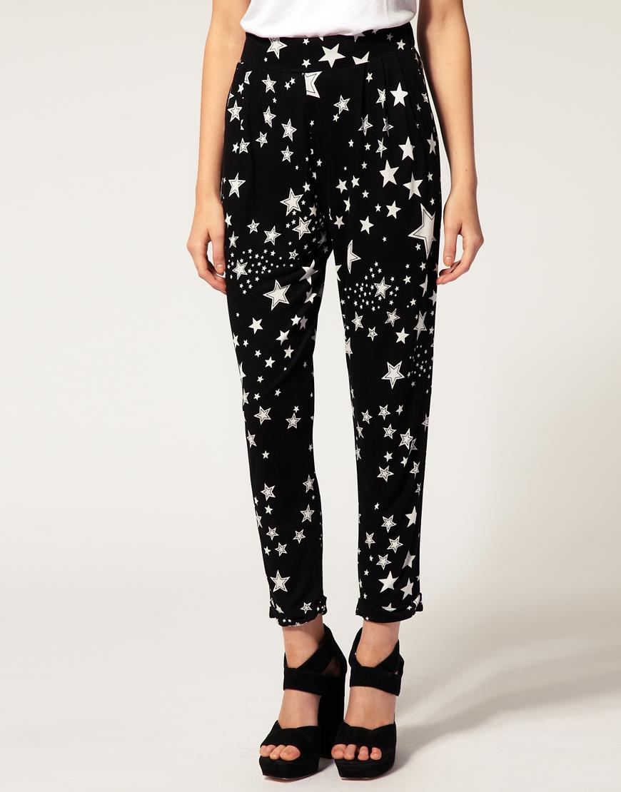 LAS TENDENCIAS, DETALLES Y LOOKS DE LOS TEEN CHOICE AWARDS 2011 Star print peg trousers