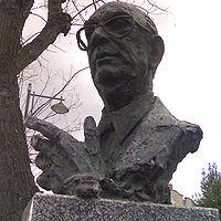 Busto de Camilo José Cela en Guadalajara.