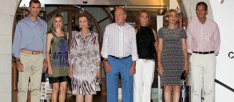 La Infanta Cristina y la Princesa Letizia pasean juntas para acallar los rumores sobre su mala relación La Princesa Letizia y la Infanta Cristina pasean juntas para acallar los rumores sobre su mala relación