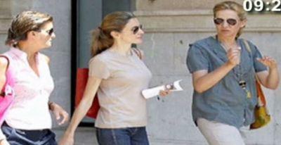 La Infanta Cristina y la Princesa Letizia pasean juntas para acallar los rumores sobre su mala relación La Infanta Cristina y la Princesa Letizia pasean juntas para acallar los rumores sobre su mala relación