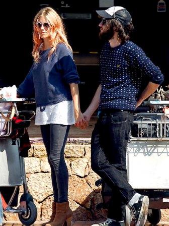 Sienna Miller ya está en Ibiza con su novio Tom Sturridge