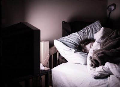 Dormir con TV encendida crea depresión