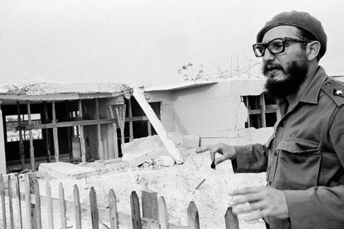Fidel Castro señala algunas de las casas bombardeadas durante la invasión de Bahía de Cochinos en 1961. Foto: AP 