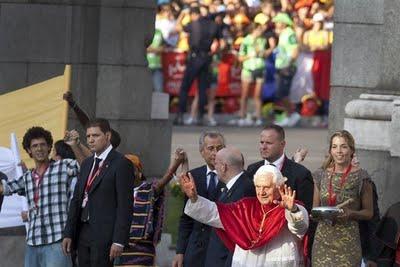 EL PAPA VISITANDO  ESPAÑA