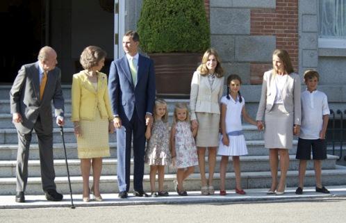 Spanish Royals Meet Pope Benedict XVI in Madrid. El look de Dña. Letizia