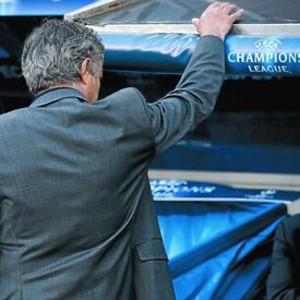 José Mourinho, de espaldas al campo, en el banquillo del Santiago Bernabéu.