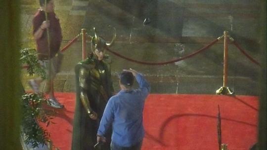 Tom Hiddleston en el rodaje de Los Vengadores Tom Hiddleston en el rodaje de Los Vengadores