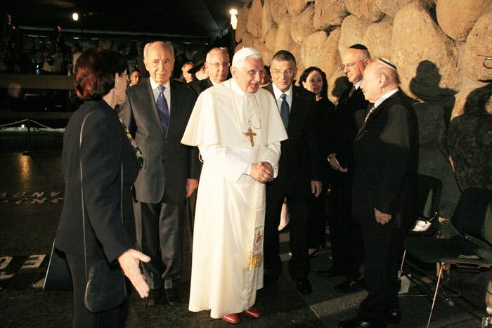 El Crucifijo y el Muro de los Lamentos El Crucifijo y el Muro de los Lamentos