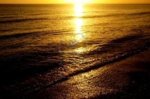 3311443 puesta del sol que cubre los oc anos y playas con oro 300x198 10 datos curiosos que quizás no sabias sobre el Oro