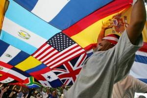 Immigration rights supporters billow a p Polonia regularizará a 400.000 inmigrantes sin papeles