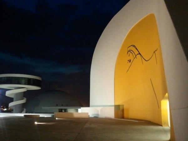 Postcards from Niemeyer