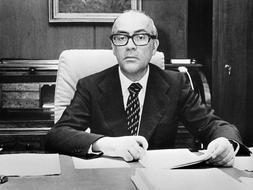 Interiorismo y política. 5 presidentes del gobierno de España y un mismo despacho. Palacio de la Moncloa, Madrid, España (1977-2011)