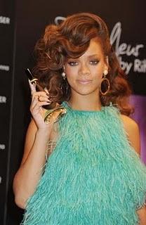 Rihanna escoge un look inspirado en la edad de oro de Hollywood para presentar su nueva fragancia
