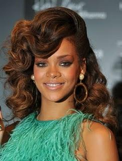 Rihanna escoge un look inspirado en la edad de oro de Hollywood para presentar su nueva fragancia