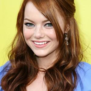 Emma Stone ficha por Revlon