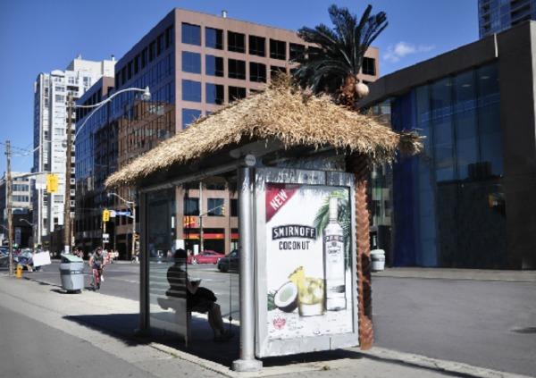 Smirnoff transforma paradas de bus en chiringuitos de playa