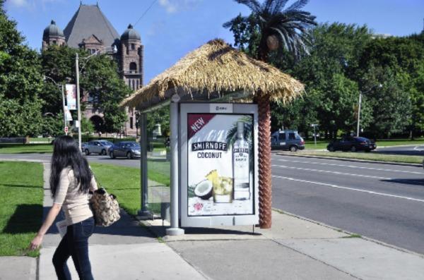 Smirnoff transforma paradas de bus en chiringuitos de playa