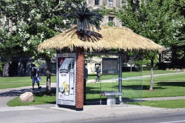 Smirnoff transforma paradas de bus en chiringuitos de playa