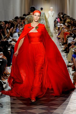 Quién llevaba Giambattista Valli Couture mejor? Charlotte Casiraghi o Sarah Jessica Parker