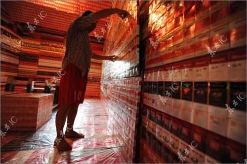 Un coleccionista chino reúne 30.000 paquetes de cigarrillos