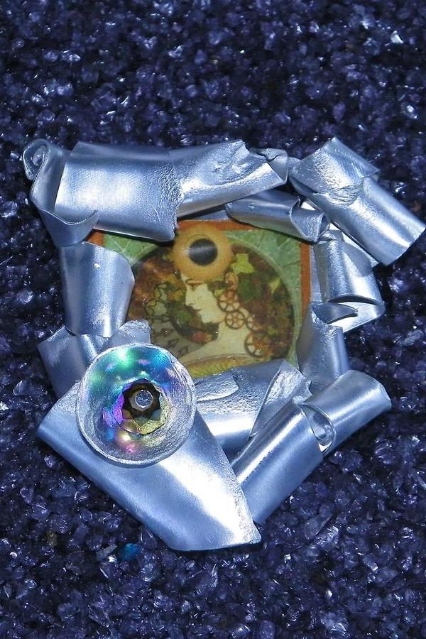 07-broche-mujer-vintage Phillip Eckert: un mismo sentimiento no se vive dos veces de la misma manera e intensidad…