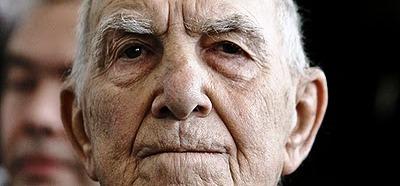 Stéphane Hessel insta a los europeos a imponer a sus gobiernos acciones más valientes contra los mercados Stéphane Hessel insta a los europeos a imponer a sus gobiernos acciones más valientes contra los mercados