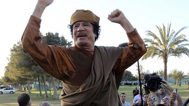 Imagen de archivo tomada el 10 de abril de 2011 que muestra al líder libio Muamar el Gadafi durante un acto en Bengasi, Libia.