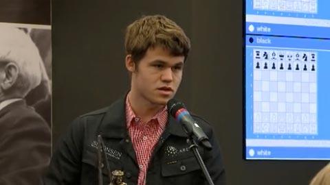 Carlsen y su Oscar en la Ceremonia de Apertura del Memorial Botvinnik 2011