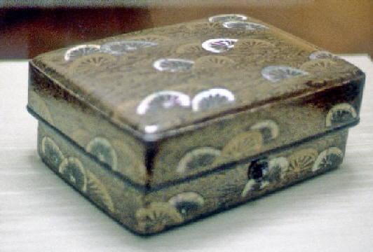 Cajita japonesa hecha con técnica Maki-e El packaging a través de la historia: Antiguo Lejano Oriente (VII)