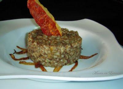 Arroz meloso con morcilla de Burgos Rios, piñones y crijiente de jamón Arroz meloso con morcilla de Burgos Rios, piñones y crijiente de jamón