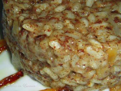 Arroz meloso con morcilla de Burgos Rios, piñones y crijiente de jamón Arroz meloso con morcilla de Burgos Rios, piñones y crijiente de jamón