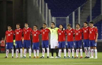 Chile's team observed a minute of silence for families of the 21 people killed in a plane crash, before friendly soccer match against Mexico at Cornella-El Prat stadium Ni la muerte nos va a separar
