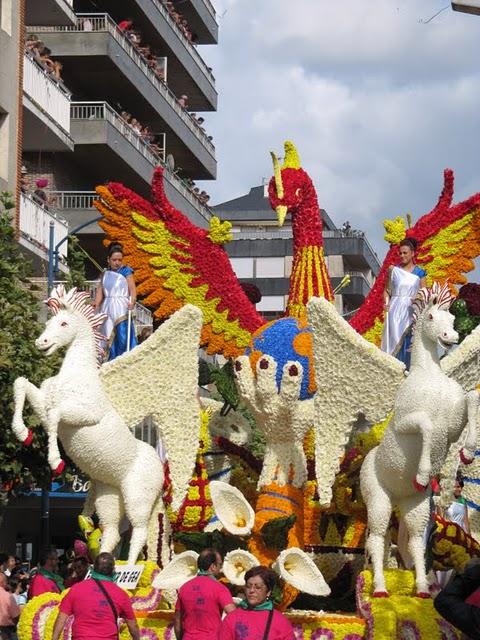 MAGIA Y COLOR EN LA BATALLA DE LAS FLORES DE LAREDO MAGIA Y COLOR EN LA BATALLA DE LAS FLORES DE LAREDO