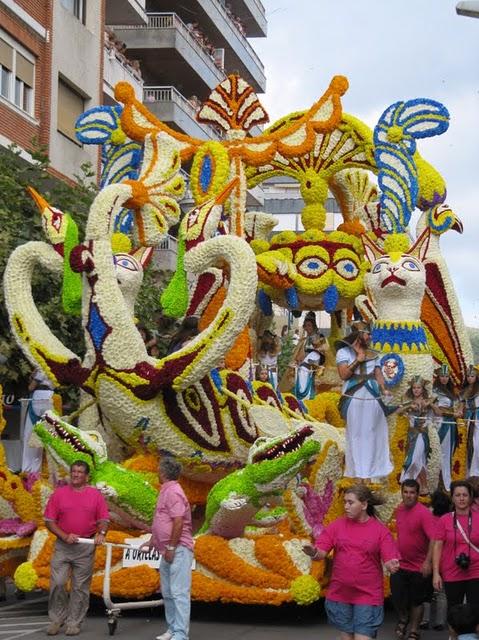MAGIA Y COLOR EN LA BATALLA DE LAS FLORES DE LAREDO MAGIA Y COLOR EN LA BATALLA DE LAS FLORES DE LAREDO