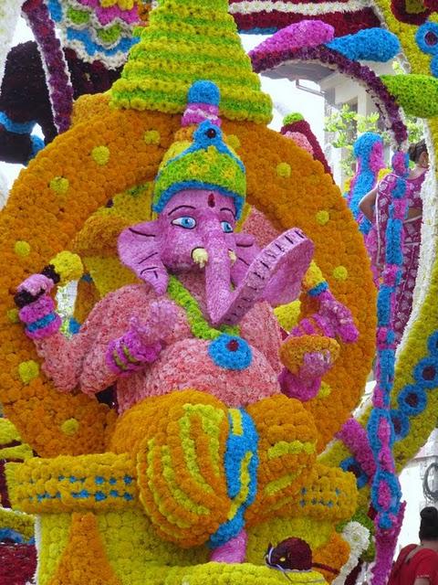 MAGIA Y COLOR EN LA BATALLA DE LAS FLORES DE LAREDO MAGIA Y COLOR EN LA BATALLA DE LAS FLORES DE LAREDO