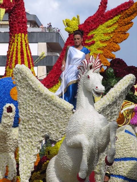 MAGIA Y COLOR EN LA BATALLA DE LAS FLORES DE LAREDO MAGIA Y COLOR EN LA BATALLA DE LAS FLORES DE LAREDO