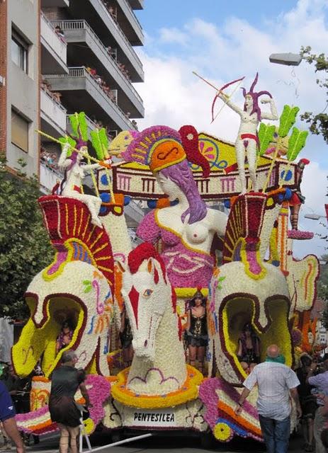 MAGIA Y COLOR EN LA BATALLA DE LAS FLORES DE LAREDO MAGIA Y COLOR EN LA BATALLA DE LAS FLORES DE LAREDO