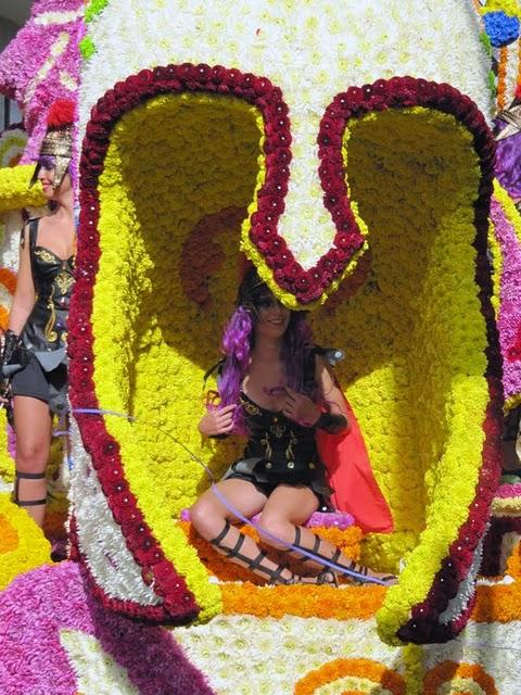 MAGIA Y COLOR EN LA BATALLA DE LAS FLORES DE LAREDO MAGIA Y COLOR EN LA BATALLA DE LAS FLORES DE LAREDO