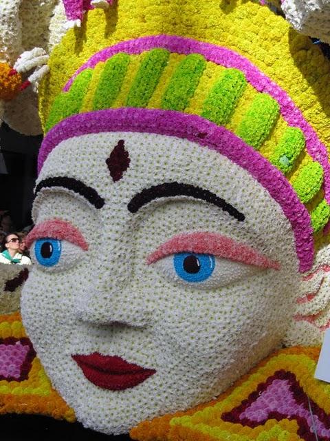 MAGIA Y COLOR EN LA BATALLA DE LAS FLORES DE LAREDO MAGIA Y COLOR EN LA BATALLA DE LAS FLORES DE LAREDO