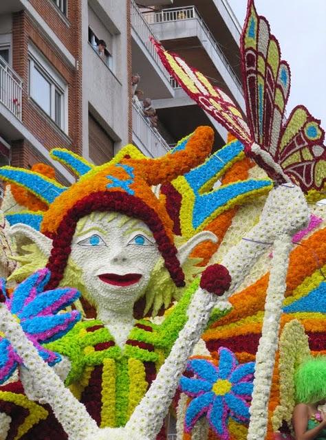 MAGIA Y COLOR EN LA BATALLA DE LAS FLORES DE LAREDO MAGIA Y COLOR EN LA BATALLA DE LAS FLORES DE LAREDO