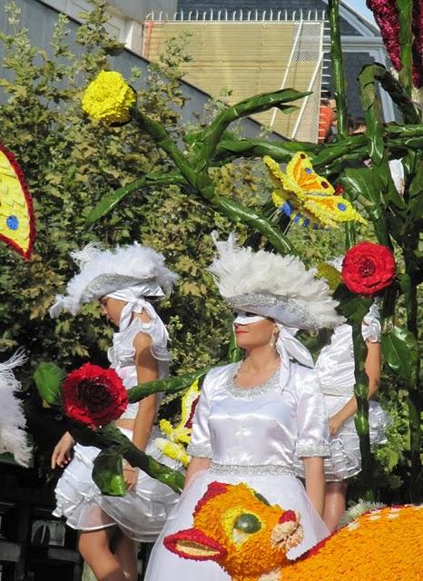 MAGIA Y COLOR EN LA BATALLA DE LAS FLORES DE LAREDO MAGIA Y COLOR EN LA BATALLA DE LAS FLORES DE LAREDO