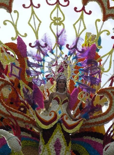 MAGIA Y COLOR EN LA BATALLA DE LAS FLORES DE LAREDO MAGIA Y COLOR EN LA BATALLA DE LAS FLORES DE LAREDO