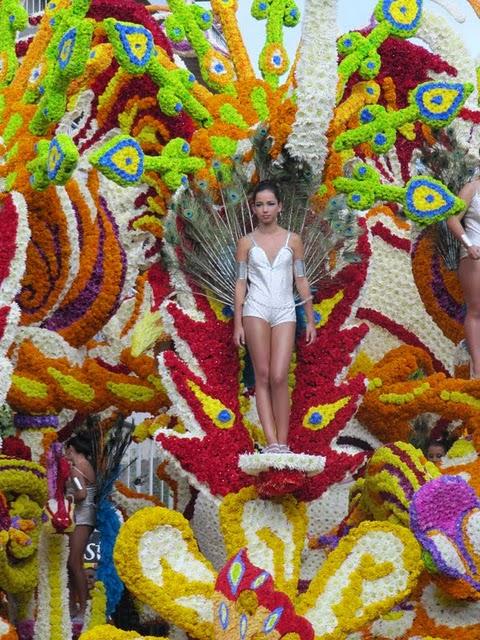 MAGIA Y COLOR EN LA BATALLA DE LAS FLORES DE LAREDO MAGIA Y COLOR EN LA BATALLA DE LAS FLORES DE LAREDO