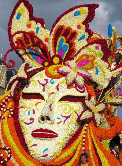 MAGIA Y COLOR EN LA BATALLA DE LAS FLORES DE LAREDO MAGIA Y COLOR EN LA BATALLA DE LAS FLORES DE LAREDO