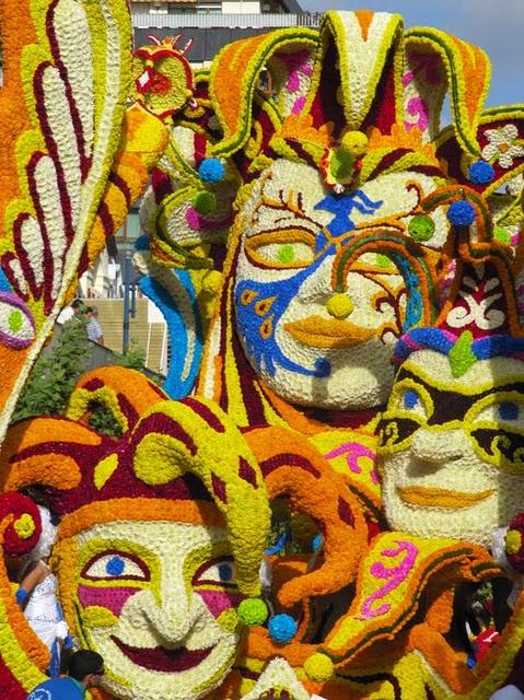 MAGIA Y COLOR EN LA BATALLA DE LAS FLORES DE LAREDO MAGIA Y COLOR EN LA BATALLA DE LAS FLORES DE LAREDO