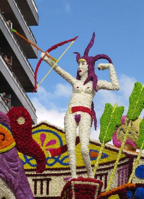 MAGIA Y COLOR EN LA BATALLA DE LAS FLORES DE LAREDO MAGIA Y COLOR EN LA BATALLA DE LAS FLORES DE LAREDO