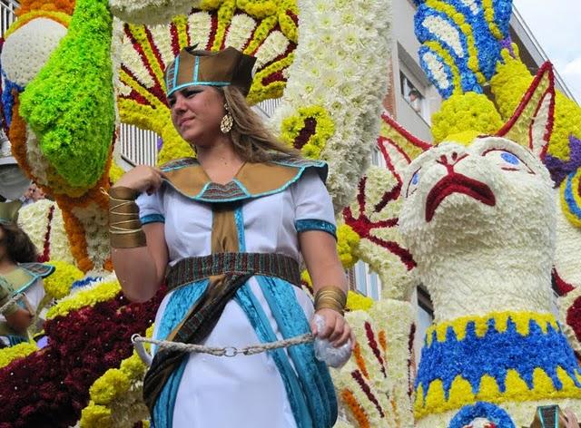 MAGIA Y COLOR EN LA BATALLA DE LAS FLORES DE LAREDO MAGIA Y COLOR EN LA BATALLA DE LAS FLORES DE LAREDO
